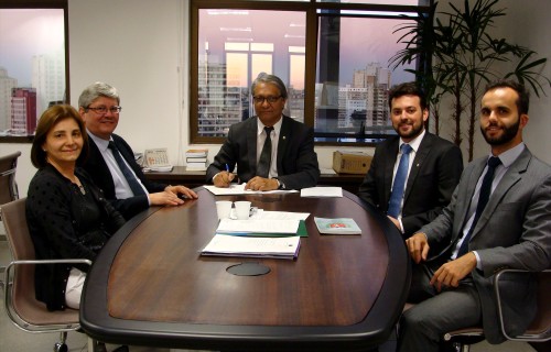 Resolução implanta núcleos de atuação especializada na Defensoria Pública do Paraná. Na foto a corregedora-geral da DPPR, Vania Maria Forlin, o ouvidor-geral, Gerson da Silva, o defensor público-geral do Paraná, Sérgio Parigot de Souza, o subdefensor público-geral, Dezidério Lima, e o subcorregedor Newton Portes Junior.Foto: Ascom/DPPR